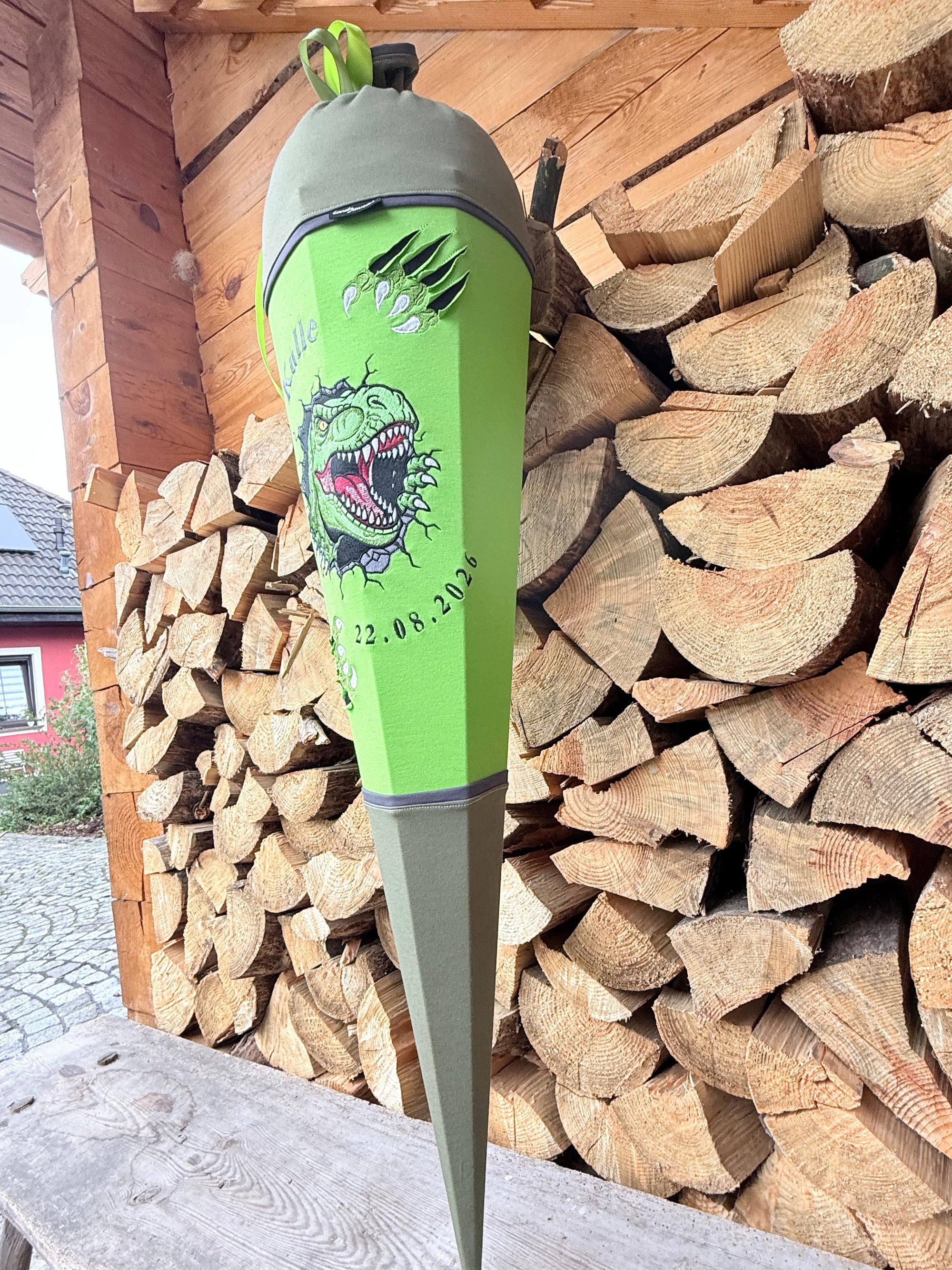 Personalisierte Zuckertüte mit Dino – 2-in-1 Schultüte & Kissen
