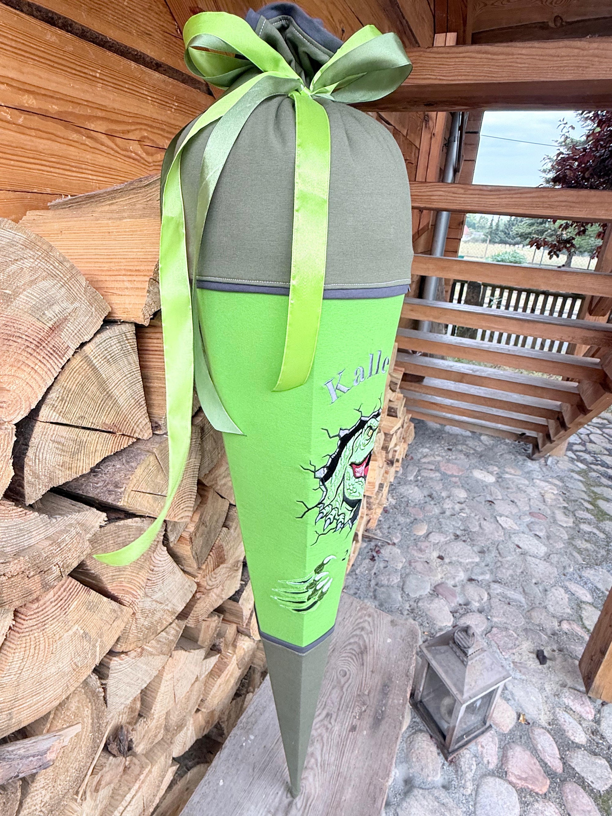 Personalisierte Zuckertüte mit Dino – 2-in-1 Schultüte & Kissen